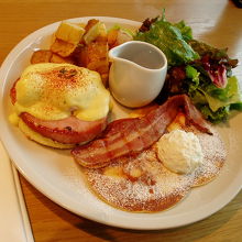 エッグベネディクトは美味だけどボリュームがスゴイ！