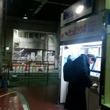 切符売り場。ピタパなどあればそのまま乗りこめます。