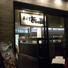 ロビー側から見た外観。外来者はフロントで食券を購入します