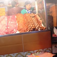 お肉を買ってそのまあ店の脇で焼くサービスもある