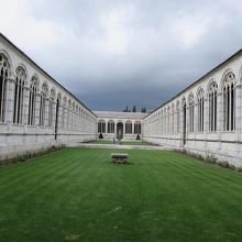 中央は芝生の庭で周りが回廊になっています