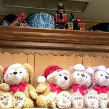 サンタスタイルのダッフィーとシェリーメイ