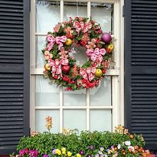 窓辺のリースとプランターの小花が可愛らしい♪