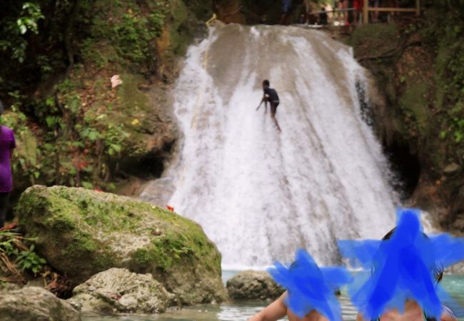 山奥にある秘境？！綺麗な青い湖の滝