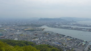 山頂が屋根のように平らな形