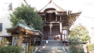 浜町公園内に建っています