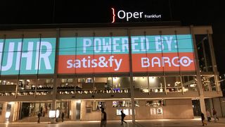 ガラス張りの近代的な建物