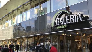 日本と同じで地下は食品売り場