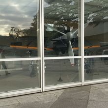 中に入る時間がなかったが、、、外からゼロ戦が見えた