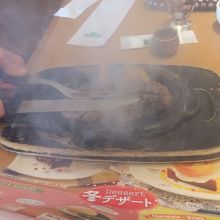 目の前でジュージューしてくれます。