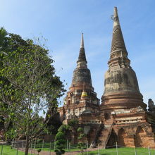 仏塔が並んでいます