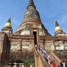 仏塔の上に登れます