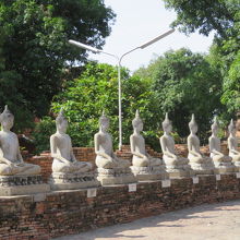 座仏像が見事に並んでいます