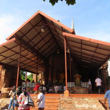 仏殿には何体も仏像が安置されてます