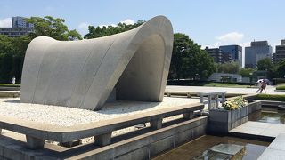 原爆死没者慰霊碑