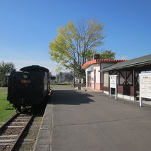 旧ホームとSLの展示状態も廃線跡とは思えない程美しいです