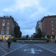 駅前・この真ん中の通りの左側にタバッキあり