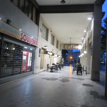 駅前から延びる通り(９月・朝７時の風景）