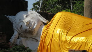 白色の涅槃像です