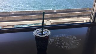 アイスコーヒーを海を眺めながら、、、