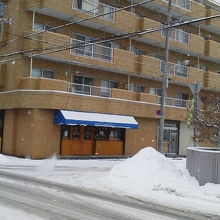 マンションの１階にあります。