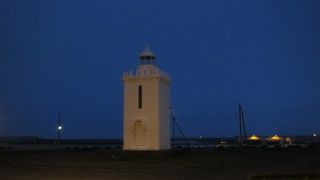 停車時間のあるバス停近くに灯台のモニュメント