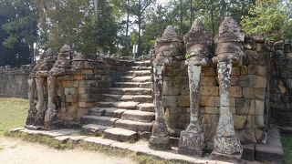 彫刻だらけの長いテラス