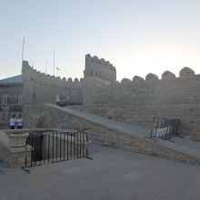 シルヴァンシャー宮殿の近くにある城壁