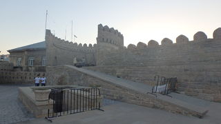 旧市街地の北側から西側を囲んでいる城壁は必見