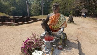 内壁と外壁の間を通ることができます