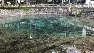 吸い込まれそうなほど綺麗な色の池。