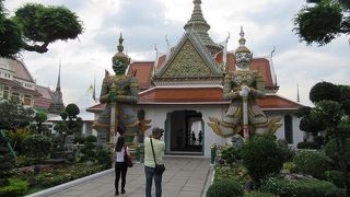 ヤクシャ像さまが迎えてくれるわぁー