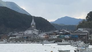 湾越しにたたずむ教会