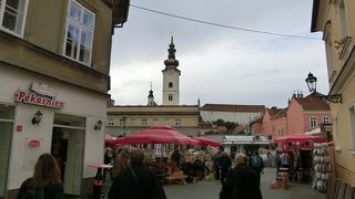 高い鐘楼のある教会です