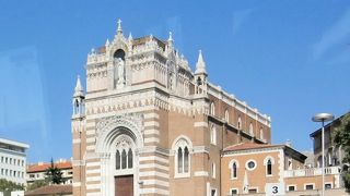 Žabica広場に建つ壮大な教会です