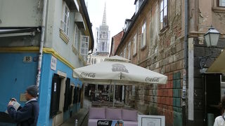 広く賑やかな通りです