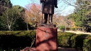 威厳に満ちた銅像