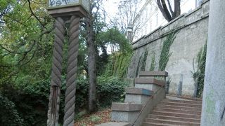 ロトルシュチャク塔前の広場からLower town に下りる素敵な路です