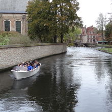 運河を進む観光ボート