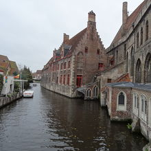 中世の建物と運河