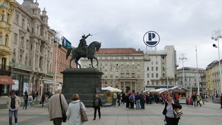 観光の中心で前をトラムが走っている