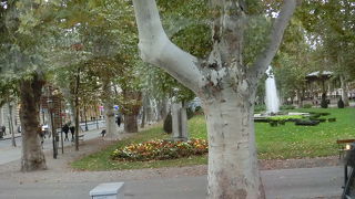 イェラチッチ広場からザグレブ中央駅に行く途中にある広い公園