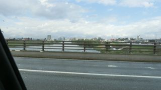 北上川の散策はできなかったが橋の上から眺め、支流の中津川にも行きました。