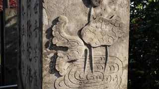 供養塔の側面に彫られた蓮の花が見事です