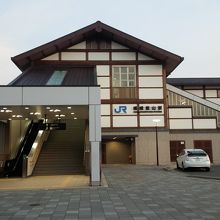 写真左側に行列している人々が。。。