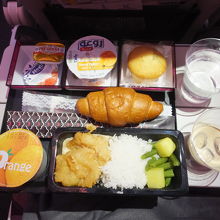 DOH-HND：最初の機内食