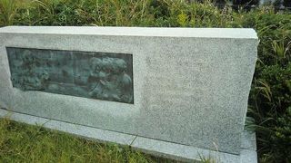 ひっそりとした記念碑