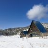 雪景色に映える青い三角屋根