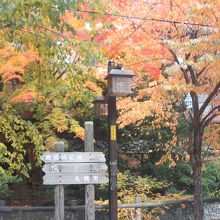 「鴨々川」の銘板は木造りで、いい感じでした～