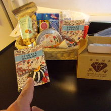 機内販売です。お守りが人気です。